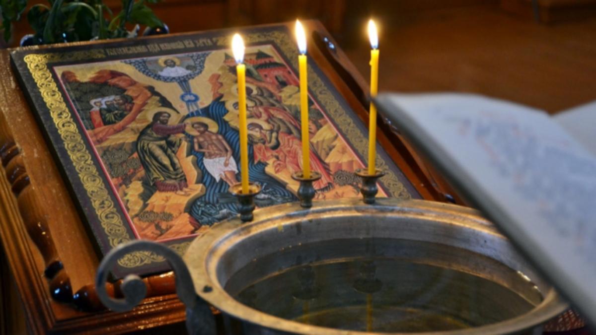 Cuplu de români care a vrut să își boteze copilul, refuzat de preoți. Ce motiv au invocat