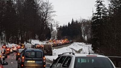 Accident grav în Argeș. Trei persoane grav rănite, un TIR cu butelii de oxigen implicat