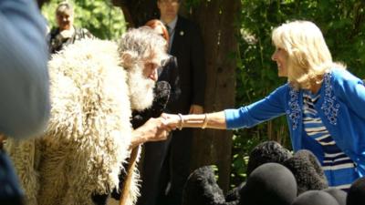  FOTO. Întâlnirea dintre un opincar din Vâlcea şi prima doamnă a SUA, Jill Biden 