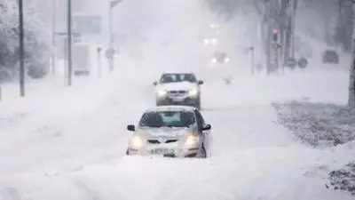 Trei mașini au fost luate pe sus de vânt și aruncate pe șosea