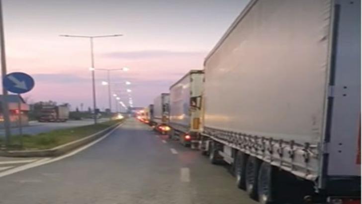 Coloane de camioane la ieşirea din ţară prin Nădlac II şi Vărşand, unde se aşteaptă şi 150 minute