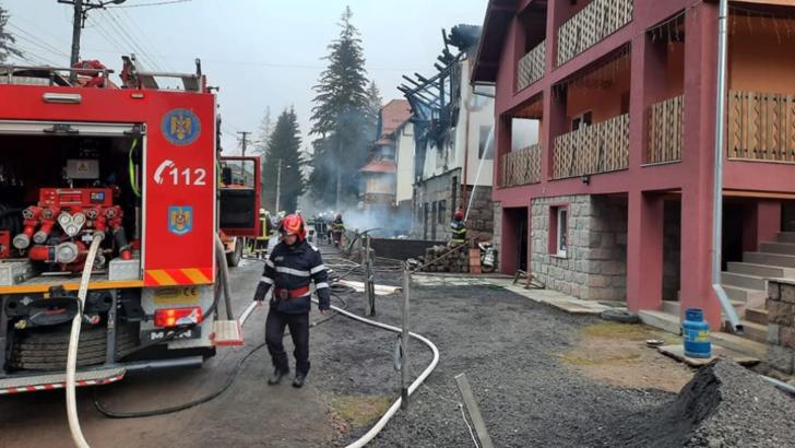 Incendiu devastator la o vilă din Băile Tușnad. Peste 40 de pompieri au intervenit 