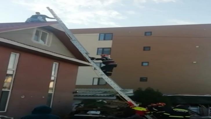 VIDEO/ Intervenție la înălțime. Adolescent blocat pe casă, salvat de pompieri