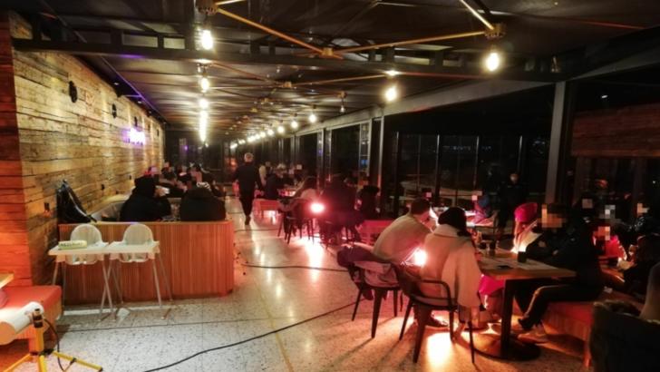 Două baruri din Cluj-Napoca amendate pentru că serveau clienții în interior