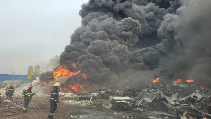 VIDEO/ Incendiu VIOLENT la o societate de reciclare a frigiderelor de la marginea Buzăului. Un nor GROS de fum acoperă orașul. Autoritățile au emis un mesaj RO ALERT