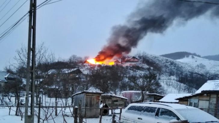 Două case au fost distruse de un incendiu. Foto: realitateadebistruita.net