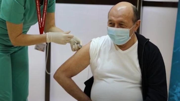 VIDEO Traian Băsescu s-a vaccinat anti-Covid. Ca de obicei, a fost pus pe glume