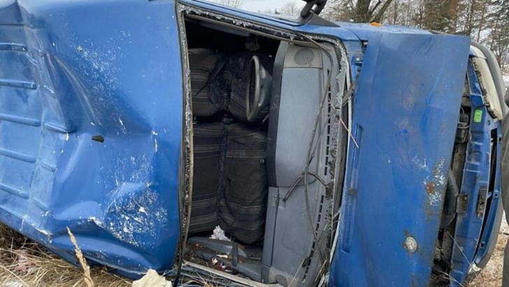 FOTOGALERIE Accident spectaculos în județul Suceava, au ajuns cu microbuzul pe calea ferată