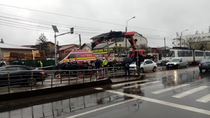 Accident GRAV în Capitală. O ambulanță a intrat pe refugiul de tramvai: Trei persoane au ajuns de urgență la spital