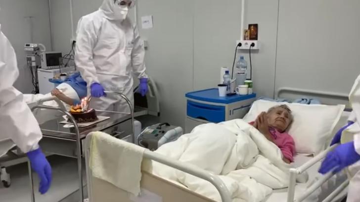Petrecere pentru o bunicuță de 94 de ani, în spital, după ce s-a vindecat de Covid-19