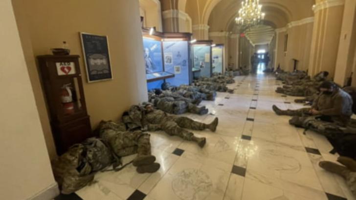 Imagini ISTORICE din Capitoliu în ziua în care Trump a fost acuzat de „incitare la insurecție”. Militarii, pe jos, cu armele lângă ei FOTO
