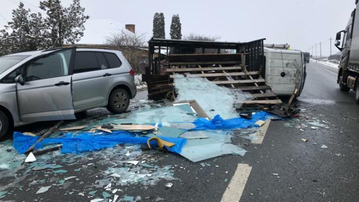 Accident TERIBIL cu trei maşini pe centura Apahida, din județul Cluj! O autoutilitară s-a răsturnat