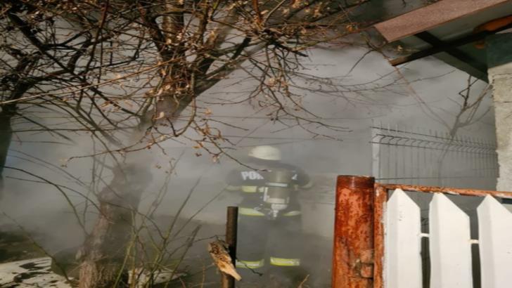 Incendiu la un depozit de iarbă din județul Argeș. Se pare că există o VICTIMĂ
