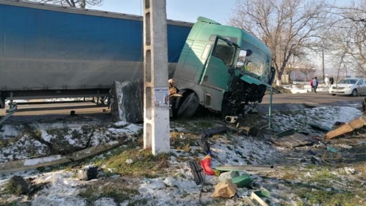 FOTO/ Impact nimicitor între un TIR și un autoturism, în județul Iași! Trei morți și doi răniți