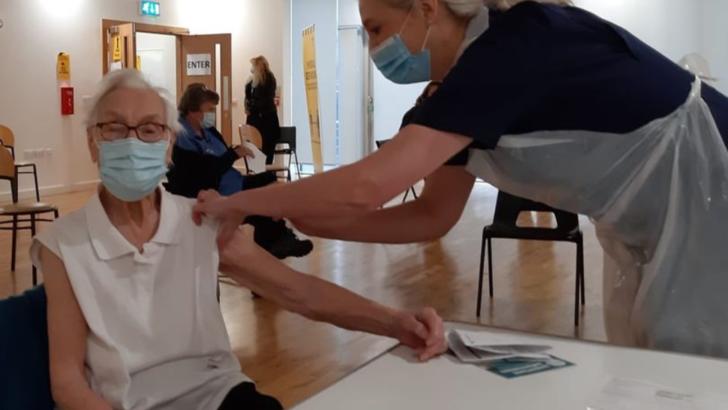O scoțiancă de 101 ani, supravieţuitoare a gripei spaniole, s-a vaccinat împotriva COVID-19: „Este doar un alt vaccin”