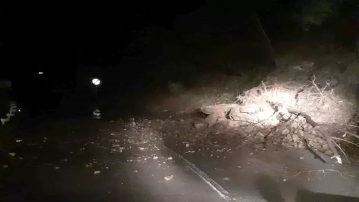 Alunecare de teren pe drumul dintre Valea Cernei și Băile Herculane. Circulație îngreunată