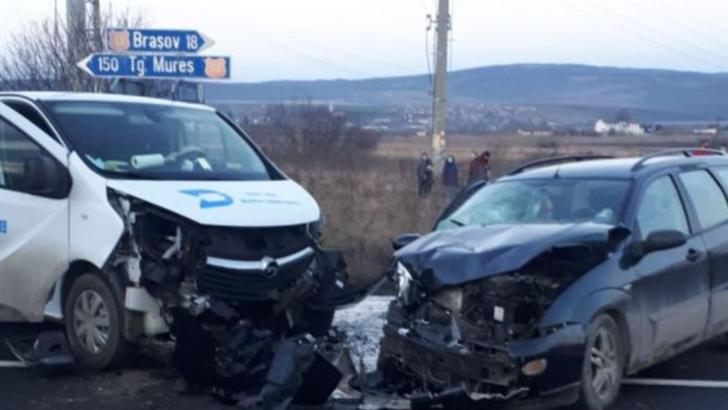 Accident rutier grav la Feldioara, jud. Brașov: Trei persoane rănite după ciocnirea frontală a două mașini Foto: ISU Brașov