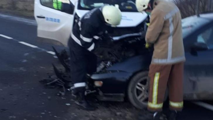 Accident rutier grav la Feldioara, jud. Brașov: Trei persoane rănite după ciocnirea frontală a două mașini Foto: ISU Brașov