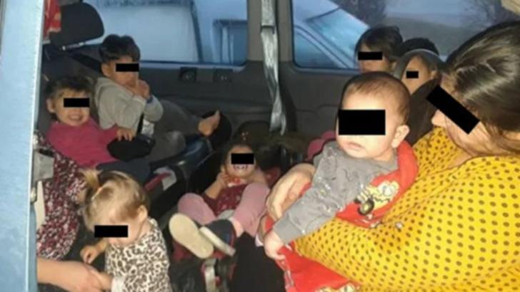 FOTO Microbuz cu români, blocat în Germania. Mai mulți copii, transportați în condiții improprii
