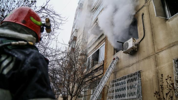 Incendiu puternic într-un bloc din Sectorul 6 al Capitalei. Intervenție „cu surprize” a pompierilor - Cine a fost salvat din flăcări Foto: ISU B-IF