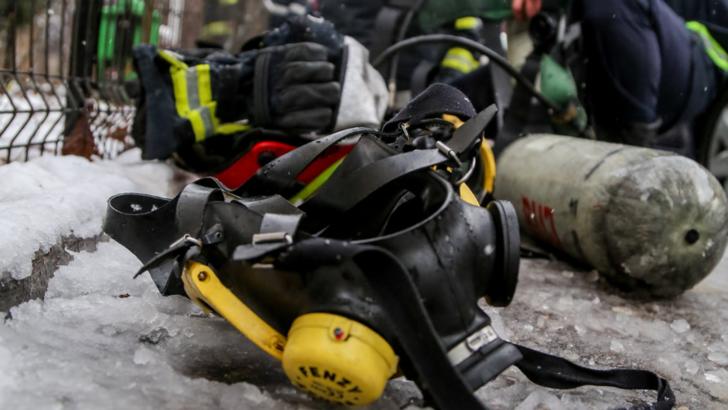 Incendiu puternic într-un bloc din Sectorul 6 al Capitalei. Intervenție „cu surprize” a pompierilor - Cine a fost salvat din flăcări Foto: ISU B-IF