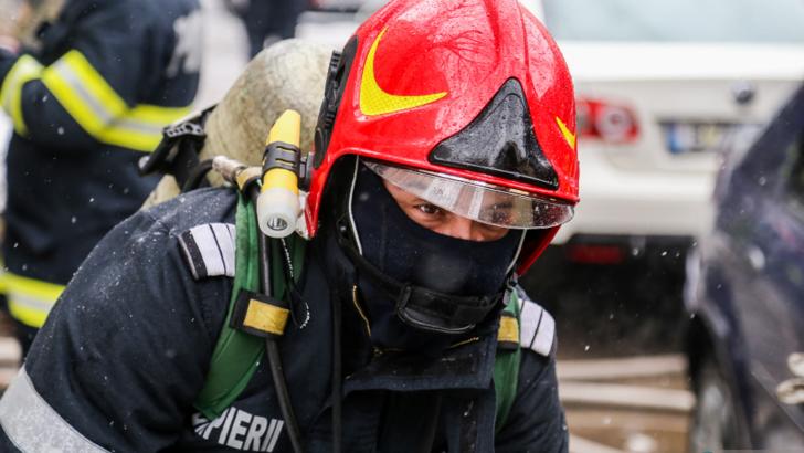 Incendiu puternic într-un bloc din Sectorul 6 al Capitalei. Intervenție „cu surprize” a pompierilor - Cine a fost salvat din flăcări Foto: ISU B-IF