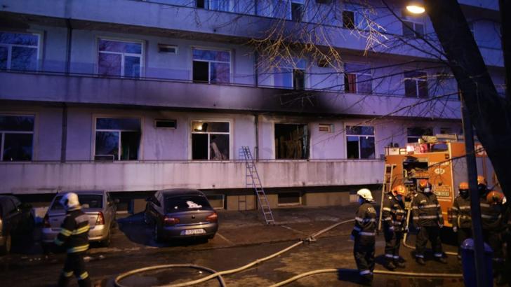 Incendiul de la Matei Balș a izbucnit la parter, dar a afectat și etajul unei clădiri (foto: Inquam/Octav ganea)