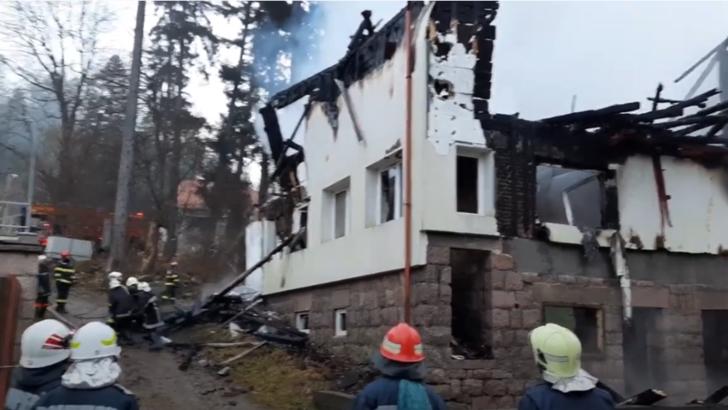 Vilă distrusă de flăcări, în Băile Tușnad. Foto: captură YouTube