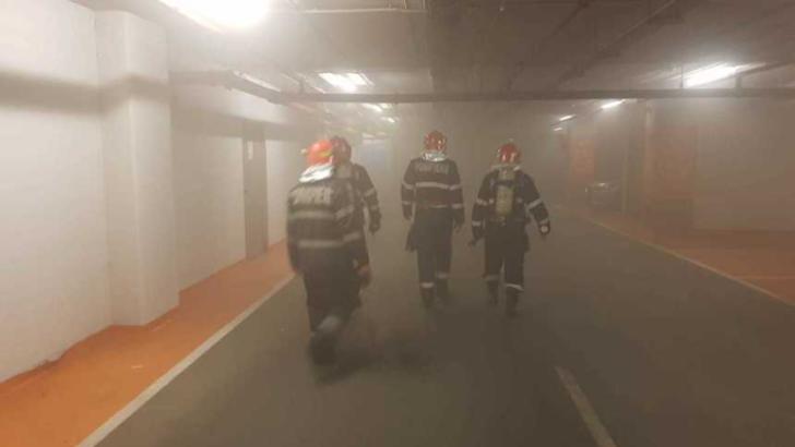 Incendiu într-un mall: zeci de persoane evacuate de urgență! Incendiul a izbucnit la o mașină din parcarea subterană