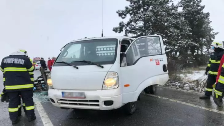 Accident TERIBIL cu trei maşini pe centura Apahida, din județul Cluj! O autoutilitară s-a răsturnat