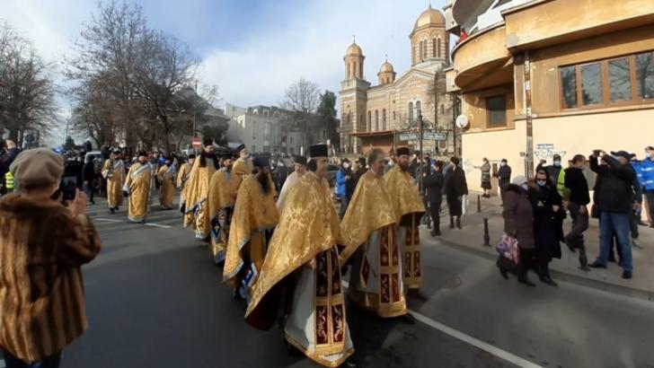 VIDEO/ Românii merg pe mâna tradiției și sărbătoresc Boboteaza în condiții SPECIALE de pandemie. Cum se desfășoară procesiunea la București și Constanța