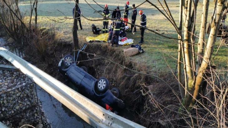 Accident grav în judeţul Bihor! Şofer în stop cardio-respirator după ce a căzut cu maşina într-un pârâu