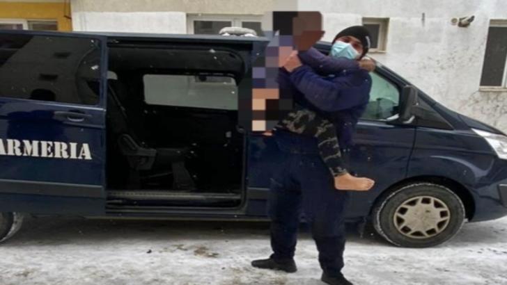 La un pas de tragedie: Șapte persoane, printre care și patru copii, evacuate de jandarmi dintr-o casă cuprinsă de flăcări, în Bistrița Năsăud