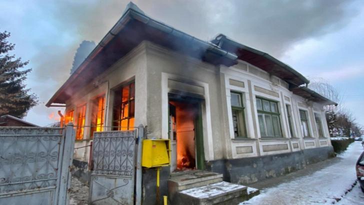 La un pas de tragedie: Șapte persoane, printre care și patru copii, evacuate de jandarmi dintr-o casă cuprinsă de flăcări, în Bistrița Năsăud