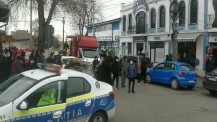  VIDEO | Cortegiu funerar cu zeci de persoane și manele, la Constanța. Poliția a dat amenzi de 7.000 lei 
