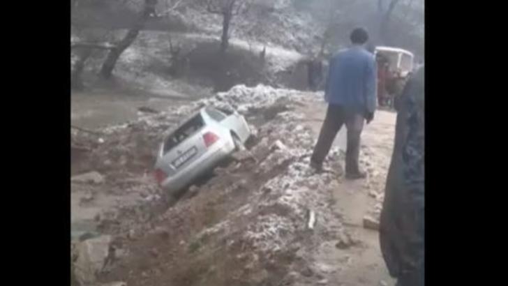 VIDEO S-a rupt un baraj în urma precipitațiilor masive - Imagini spectaculoase, o mașină a fost luată de ape