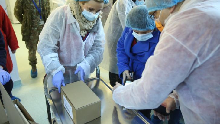 GALERIE FOTO Cum arată cutiile cu vaccin Moderna sosite în România, cum au fost depozitate
