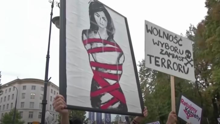 Manifestații în Polonia față de legea avortului. Foto: captură YouTube 