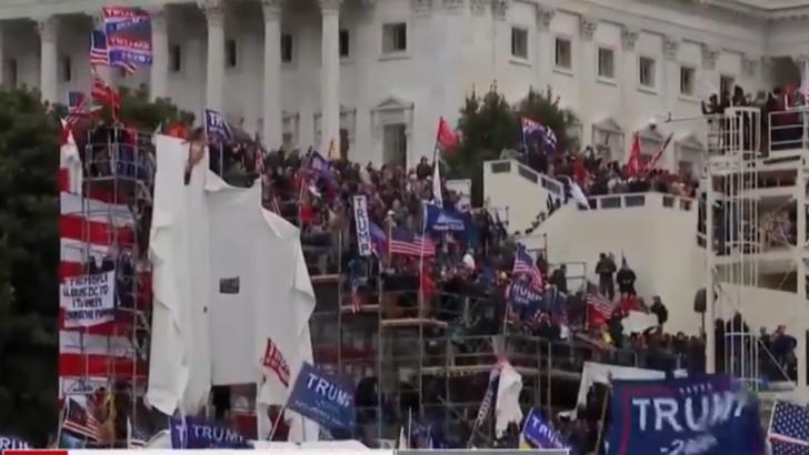 VIDEO Stare de URGENȚĂ pentru 15 zile la Washington, după ce Capitoliul a fost INVADAT de susținători ai lui Trump. Validarea alegerilor, RELUATĂ după 6 ore