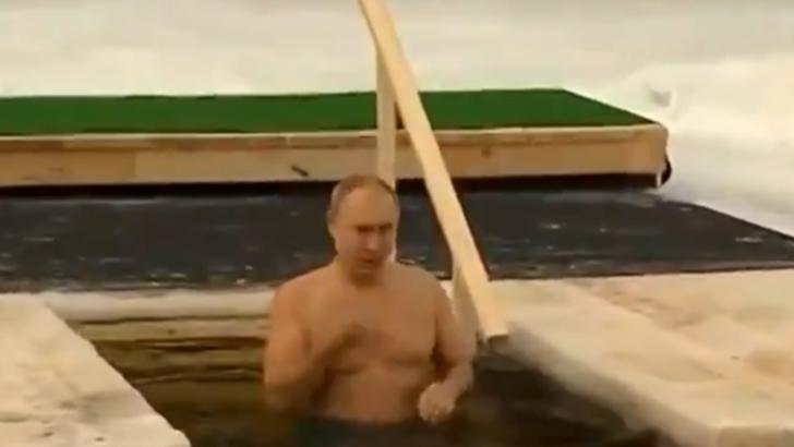 VIDEO Vladimir Putin a făcut tradiționala baie de Bobotează la minus 20 de grade