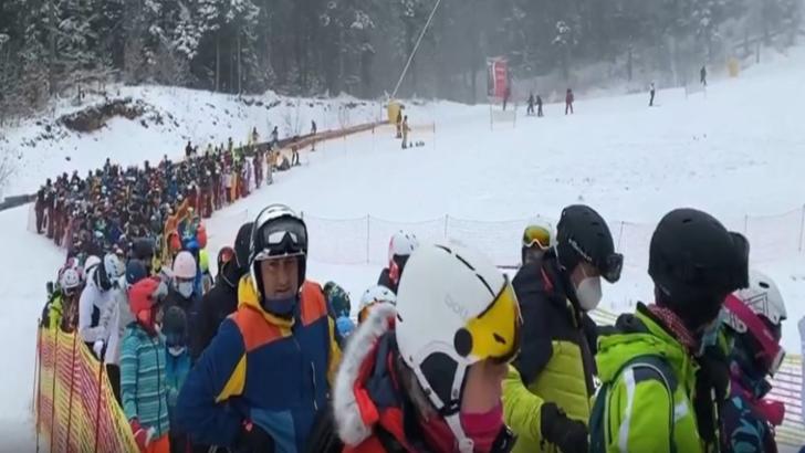 VIDEO Pandemia și restricțiie nu-i sperie pe amatorii de schi. Înghesuială pe pârtiile din Poiana Brașov