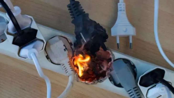 Posibila cauză a incendiului, scurtcircuit eletric