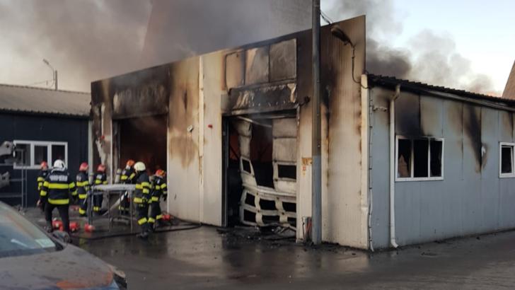 Incendiu la un service auto din Craiova. Foto: Ediție Specială