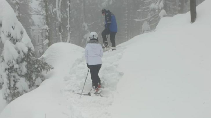 Intervenția a fost îngreunată de vizibilitatea redusă și zăpada mare / Foto: ziarulunirea.ro