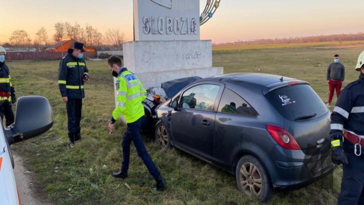  FOTO | A intrat cu mașina în indicatorul de intrare în localitate….“Bun venit în Slobozia!” 