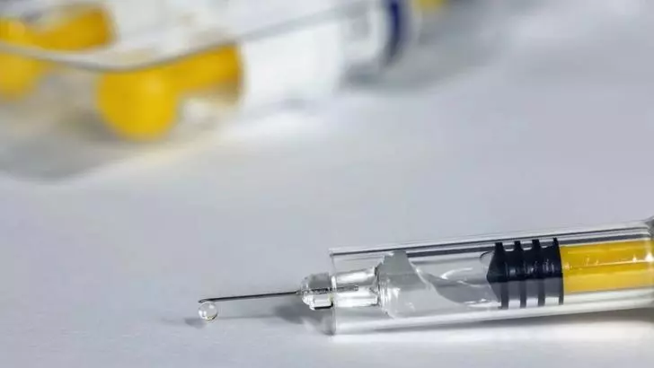 Prima reacție rară la vaccinare