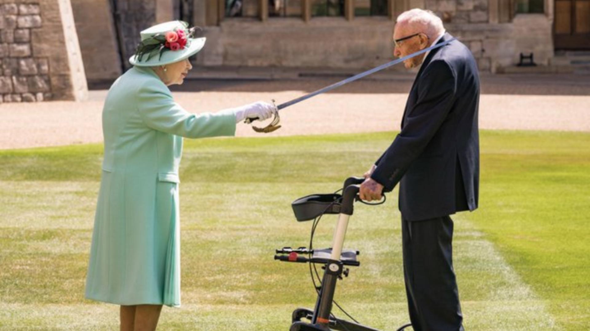 Regina Elisabeta a II-a și Sir Thomas Moore, la ceremonie. Foto: Twitter