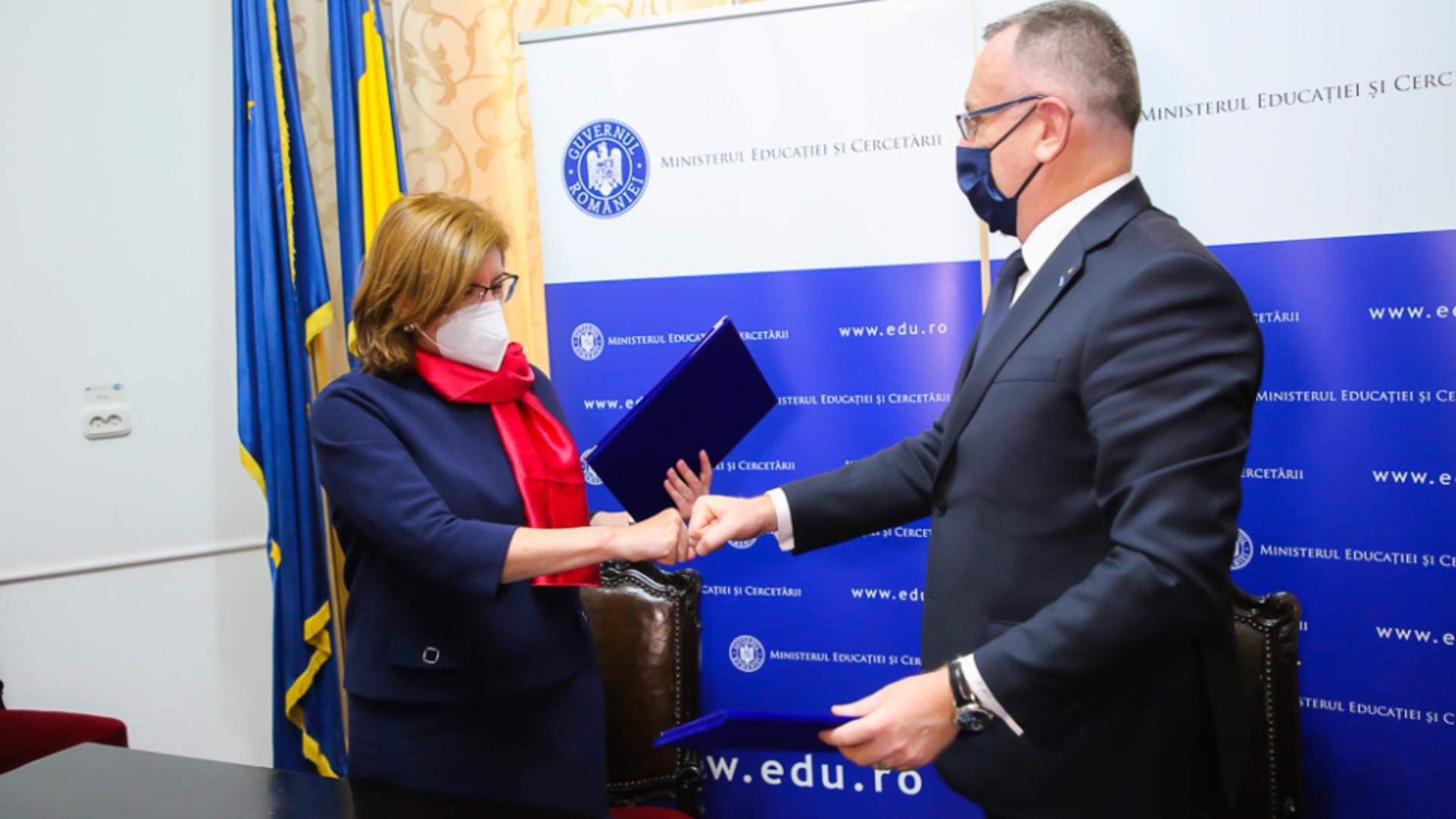 Fundația Altex donează școlilor nominalizate de Ministerul Educației și Cercetării echipamente de protecție în valoare de peste 1 milion de euro