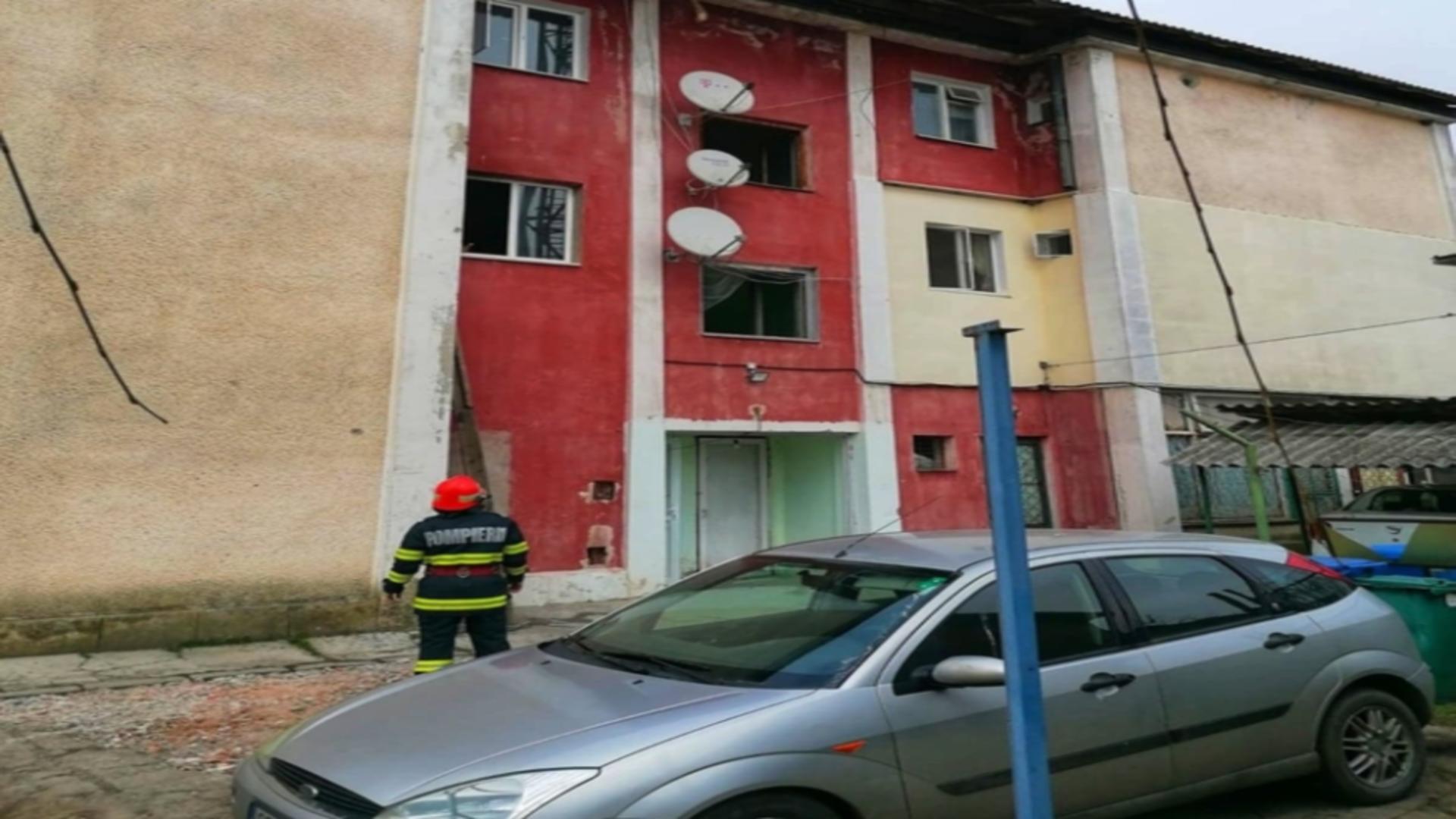 Intervenție pompieri incendiu apartament Comana