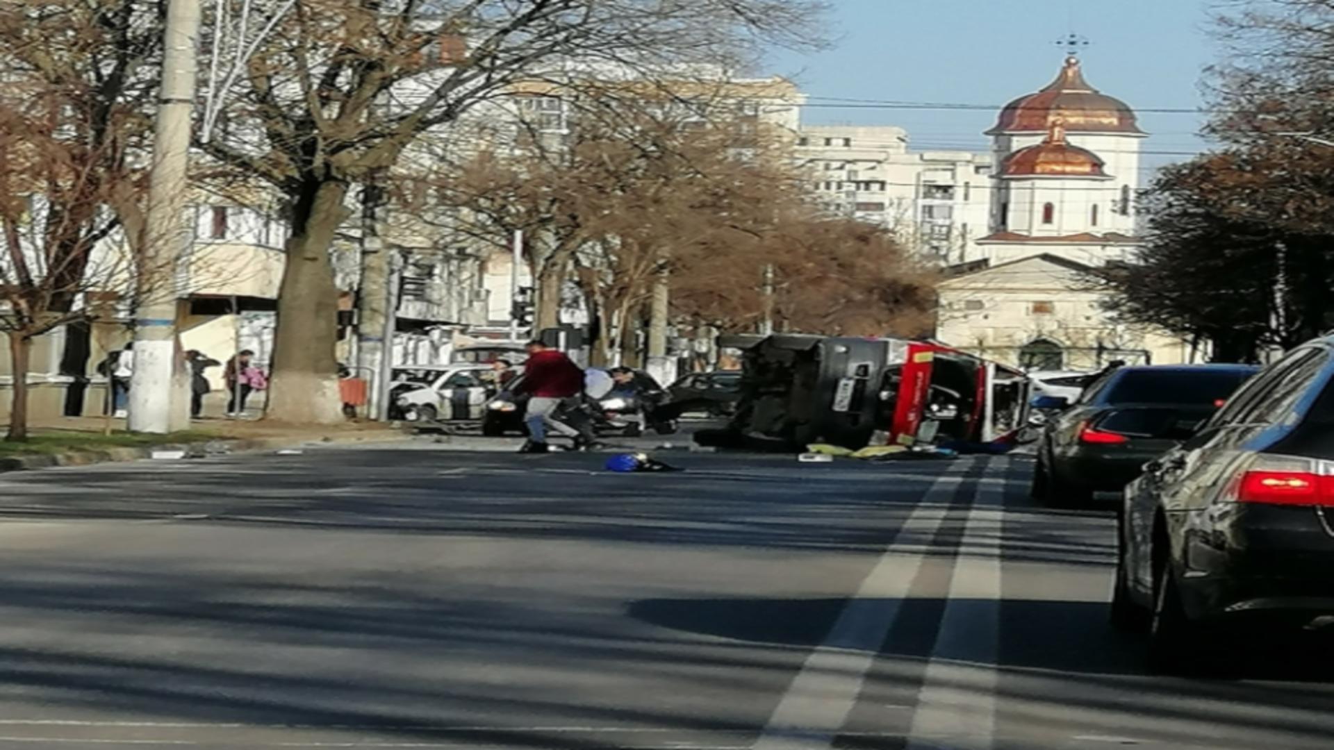 Accident în Brăila, o ambulanță s-a răsturnat